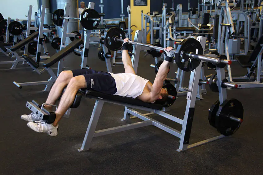 Wide-Grip Decline Barbell Bench Press — posisi awal