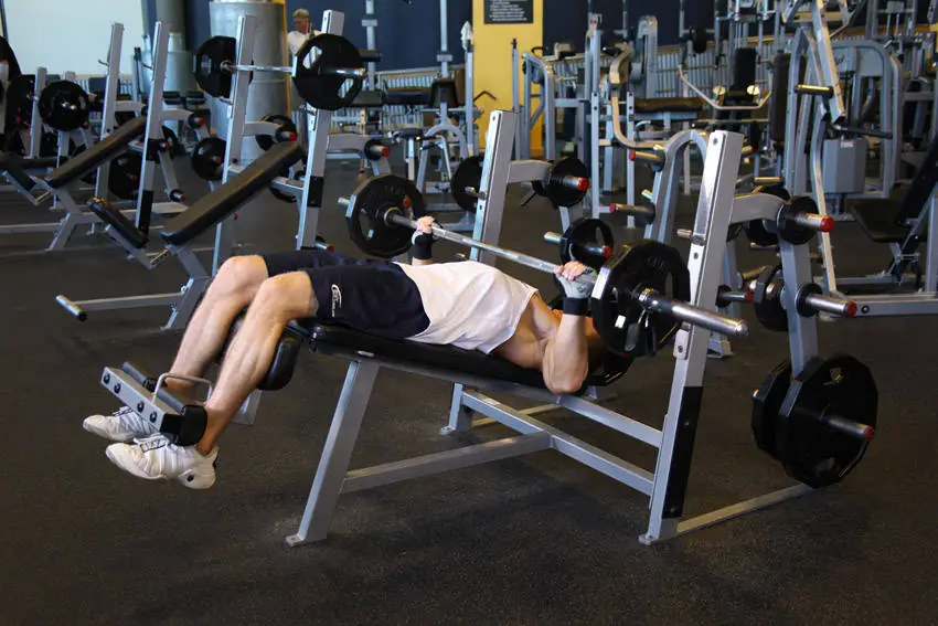 Wide-Grip Decline Barbell Bench Press — posisi akhir