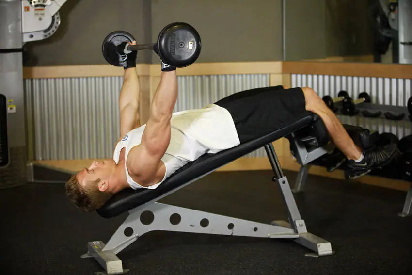 Wide-Grip Decline Barbell Pullover — posisi awal
