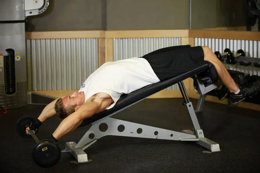 Wide-Grip Decline Barbell Pullover — posisi akhir
