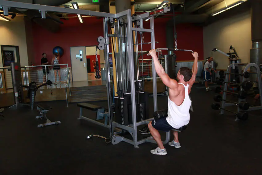 Wide-Grip Lat Pulldown — posisi awal