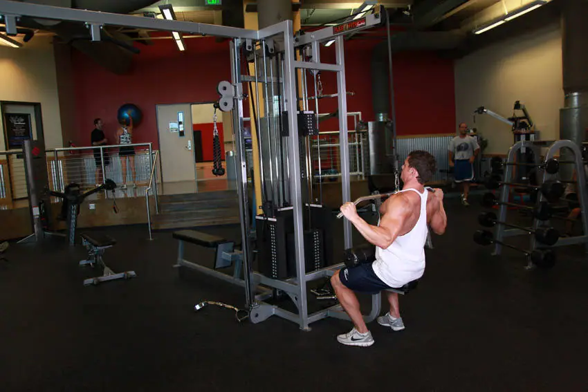 Wide-Grip Lat Pulldown — posisi akhir