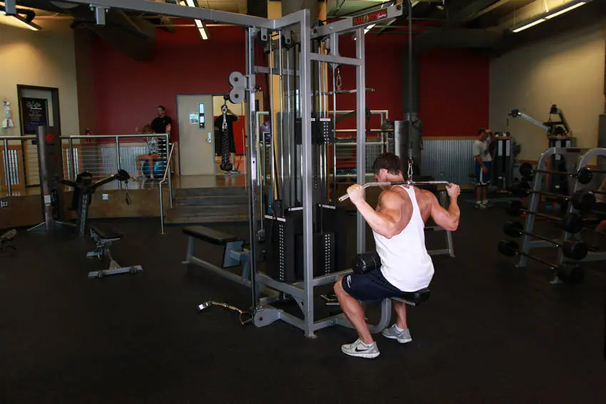 Wide-Grip Pulldown Behind The Neck — posisi awal
