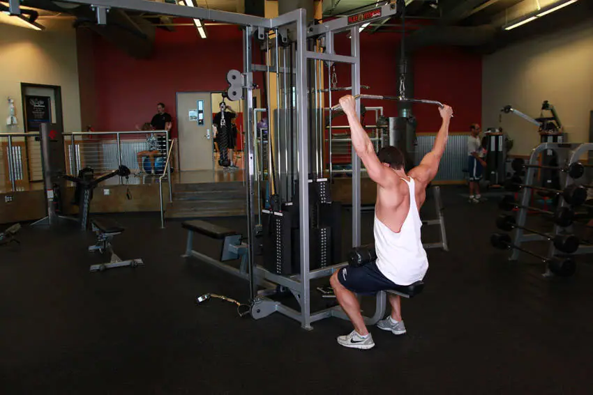 Wide-Grip Pulldown Behind The Neck — posisi akhir