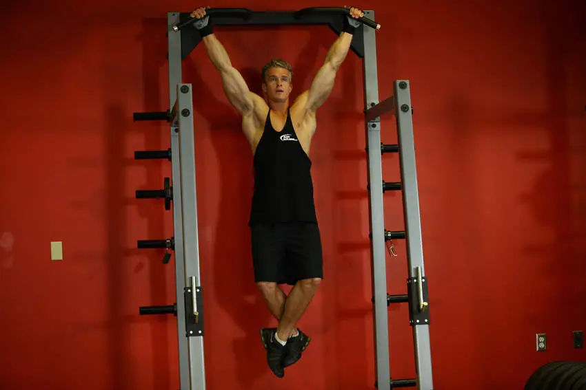 Wide-Grip Rear Pull-Up — posisi awal