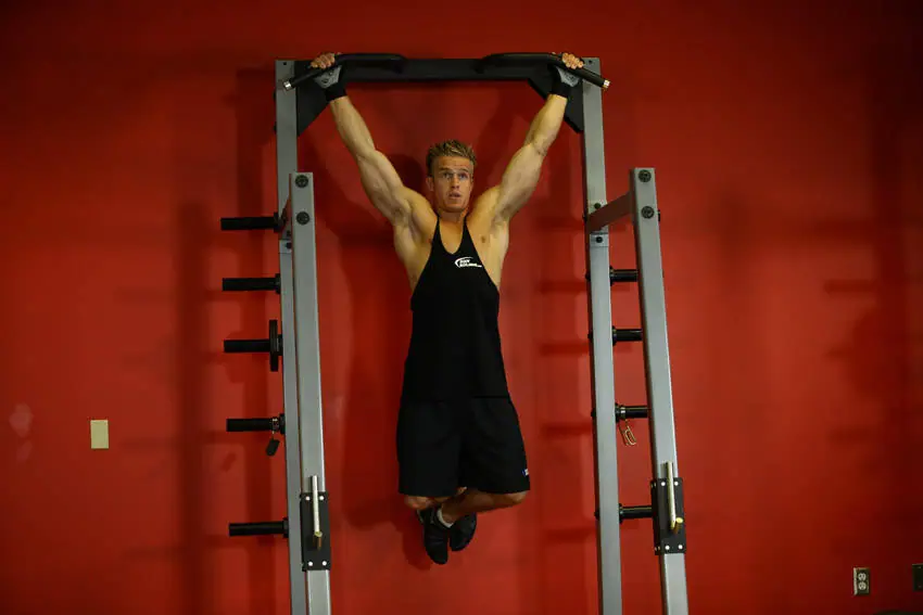 Wide-Grip Rear Pull-Up — posisi akhir