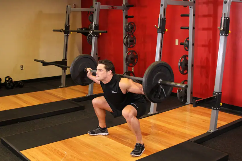 Wide Stance Barbell Squat — posisi akhir