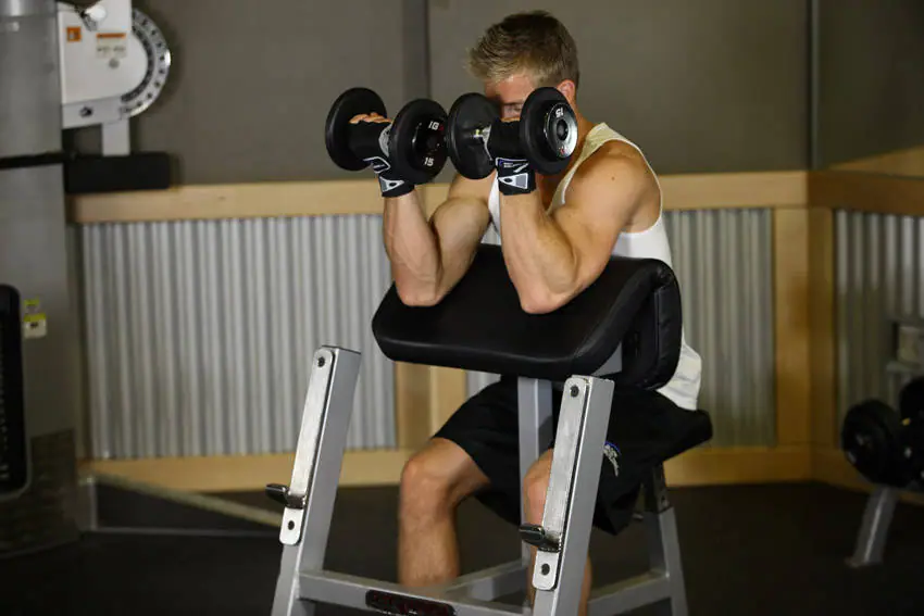 Zottman Preacher Curl — posisi akhir
